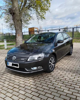 volkswagen passat Volkswagen Passat cena 28300 przebieg: 268000, rok produkcji 2011 z Sieradz